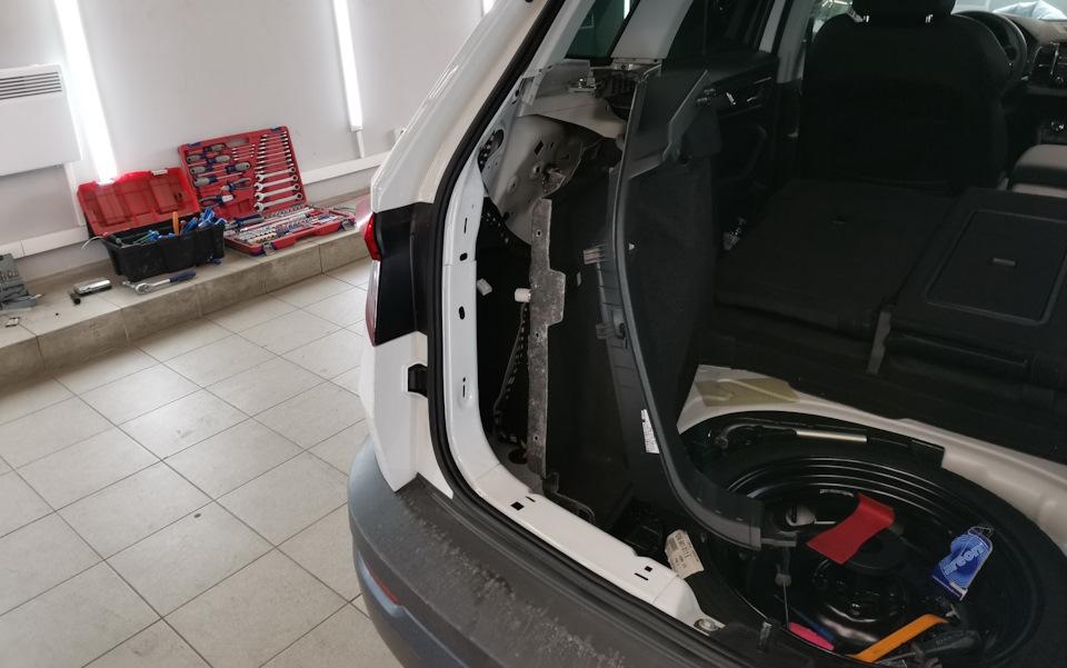 Навесное оборудование в багажнике Škoda karok и электропривод задней двери Škoda Karoq